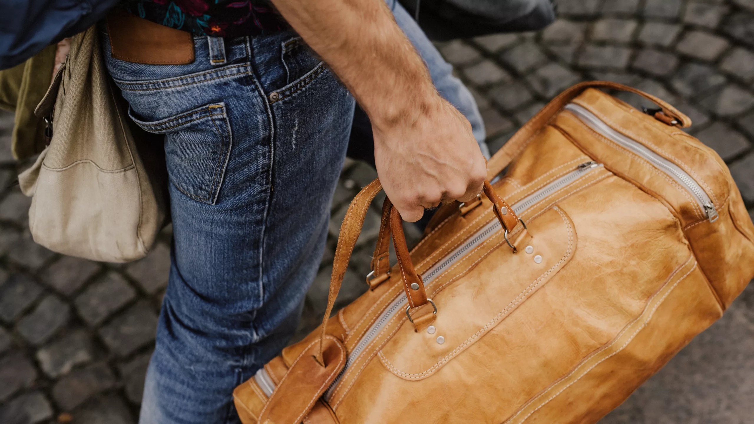 boy-with-luggage-visit-venice-looking-for-luggage-storage